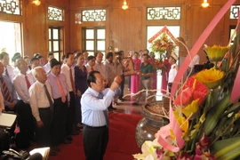 Đoàn đại biểu thành phố Hồ Chí Minh dâng hương tưởng nhớ Bác