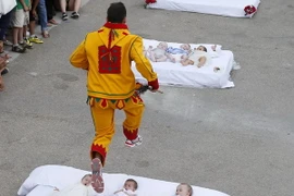 [Photo] Lễ hội độc đáo "Nhảy qua trẻ sơ sinh" ở Tây Ban Nha