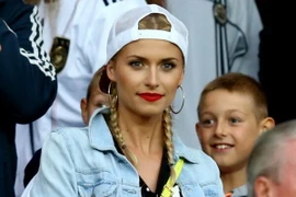 Bạn gái Khedira đẹp rạng ngời cổ vũ Đức thắng Algeria