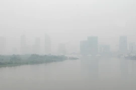 [Photo] Sương mù dày đặc, bao phủ khắp tuyến đường TP.HCM