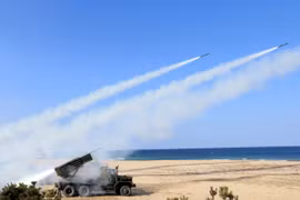 Nhà lãnh đạo Triều Tiên chỉ đạo diễn tập bắn rocket chiến thuật