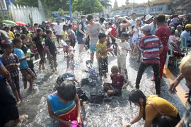 [Photo] Hòa mình vào lễ hội Té nước cổ truyền Myanmar