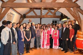 Đoàn đại biểu Ủy ban Mặt trận Tổ quốc Thành phố Hồ Chí Minh dự lễ khai mạc Tuần văn hóa Việt Nam tại Silly. (Ảnh: Chương Đài/Vietnam+)