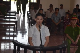 Bị cáo Bùi Văn Dự đứng trước vành móng ngựa. (Ảnh: Vũ Hà/Vietnam+)