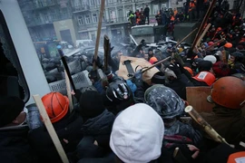 Người biểu tình Ukraine xông vào trụ sở đảng cầm quyền