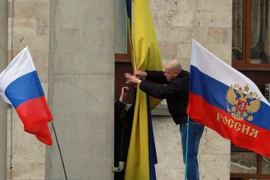 Cờ Ukraine lại cắm trên nóc trụ sở chính quyền Donetsk