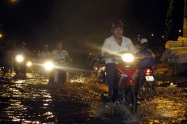 [Photo] Triều cường tiếp tục gây ngập cho nhiều khu vực TP.HCM