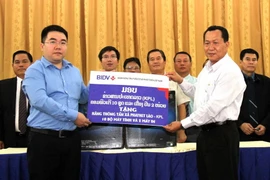 BIDV hỗ trợ phương tiện phục vụ chuyên môn cho báo chí Lào