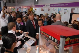 Đông đảo khách tham quan đến dự triển lãm. (Ảnh: Hoàng Hải/Vietnam+)