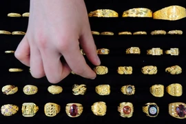 Giá vàng giảm song vẫn hướng tới mốc 1.300 USD/ounce