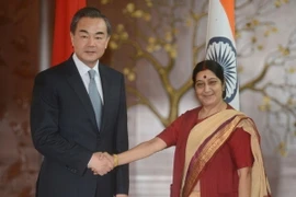 Ngoại trưởng Trung Quốc Vương Nghị (trái) bắt tay người đồng cấp Ấn Độ Sushma Swaraj. (Nguồn: AFP/TTXVN)