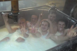 Nga: Công nhân tắm trần trong bể sữa, nhà máy đóng cửa