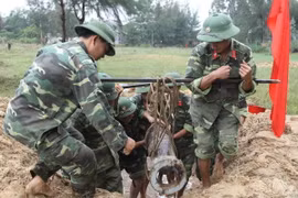 Lực lượng công binh sẽ tiến hành xử lý an toàn quả bom. (Ảnh: TTXVN)