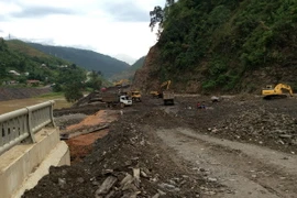 Sạt lở núi trên QL2, ách tắc giao thông từ Hà Giang đi Hà Nội