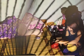 Một nữ thanh niên bán dâm tiết kiệm tiền gửi về cho bố mẹ ở quê. (Ảnh: Na Sơn)