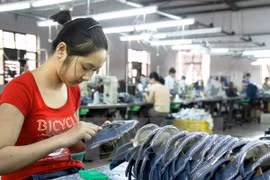 Cuộc sống của người lao động còn gặp nhiều khó khăn do thu nhập thấp. (Ảnh minh họa: TTXVN)