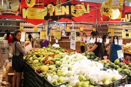 Các siêu thị đang triển khai các chương trình tích điểm, tặng phiếu mua hàng để kích cầu mua sắm dịp này. (Ảnh: PV/Vietnam+)