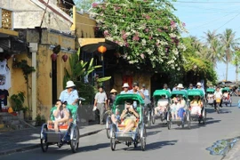 Lao động trong ngành du lịch sẽ bị cạnh tranh việc làm khi Cộng đồng ASEAN thành lập. (Ảnh minh họa: TTXVN)