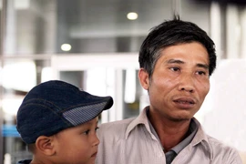 Phút đoàn tụ với người thân của anh Nguyễn Ngọc Trì (quê xã Hương Ngải, huyện Thạch Thất, Hà Nội). (Ảnh: Doãn Đức/Vietnam+)