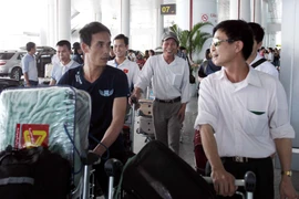 Những người lao động vui mừng khi về nước an toàn. (Ảnh: Doãn Đức/Vietnam+)