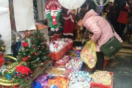 Các sản phẩm quà tặng, đồ trang trí Giáng sinh năm nay có nhiều mẫu mã, kích thước đa dạng để người tiêu dùng thoái mái lựa chọn. (Ảnh: PV/Vietnam+)