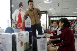 Mưa phùn kéo dài, máy sấy quần áo, máy hút ẩm đắt khách ở Hà Nội