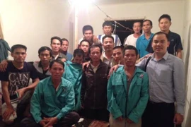 Đại diện Công ty SIMCO Sông Đà gặp gỡ người lao động tại Algeria. (Ảnh: Cục Quản lý lao động ngoài nước)