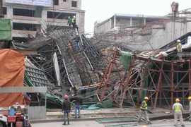 Giải tỏa xong hiện trường sập giàn giáo đường sắt ở Hà Đông