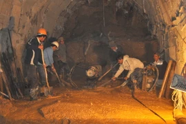 Vụ sập hầm thủy điện: Khoan hầm cứu hộ tiến thêm được 20m 