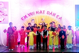 Thiếu nhi Việt Nam tại Cộng hòa Séc trình diễn hát dân ca