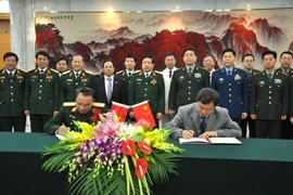 Quân đội Việt-Trung ký ghi nhớ kỹ thuật lập đường dây liên lạc