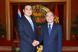 Chủ tịch Quốc hội Nguyễn Sinh Hùng tiếp Thủ tướng Thái Lan