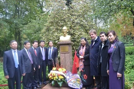 Phó Chủ tịch Quốc hội thăm Không gian Hồ Chí Minh ở Pháp