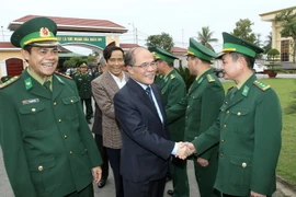 Chủ tịch Quốc hội tiếp xúc cử tri lực lượng vũ trang Hà Tĩnh