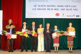 Tuyên dương sinh viên Lào có thành tích học tập xuất sắc