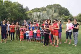 Các được phát quà Trung Thu. (Ảnh: Minh Lý-Đăng Chính/Vietnam+)