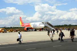 Hàng khách xuống tàu bay tại Cảng hàng không Buôn Ma Thuột. (Ảnh: Huy Hùng/TTXVN)