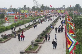Di tích đền Trần ở Thái Bình nườm nượp trước ngày khai hội
