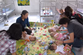 Tháng cao điểm dự phòng lây truyền HIV từ mẹ sang con 2015