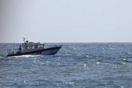 Tàu tuần tra của cảnh sát Pháp tìm kiếm máy bay MH370 ngoài khơi đảo Saint-Andre thuộc La Reunion. (Nguồn: AFP/TTXVN)