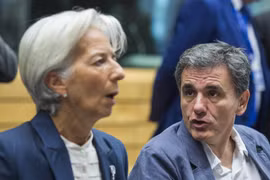 Bộ trưởng Tài chính Hy Lạp (phải) và Giám đốc điều hành Quỹ tiền tệ Quốc tế (IMF) tại cuộc họp Bộ trưởng Tài chính khu vực đồng tiền chung châu Âu ở Brussel ngày 12/7. (Nguồn: AFP/TTXVN)