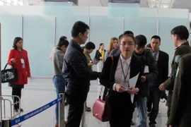 Hành kh​ách tại nhà ga T2. (Ảnh: Quang Hưng/TTXVN phát)