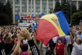 Hàng chục nghìn người biểu tình đòi Tổng thống từ chức tại Chisinau. (Nguồn: AFP/TTXVN)
