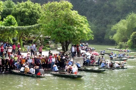 Bắc Bộ hửng nắng, Trung Trung Bộ có nơi mưa to, Hà Nội mây