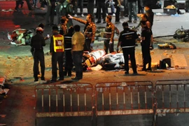 Cảnh sát Thái Lan điều tra tại hiện trường vụ nổ ở đền thờ Erawan, Bangkok ngày 17/8. (Nguồn: THX/TTXVN)