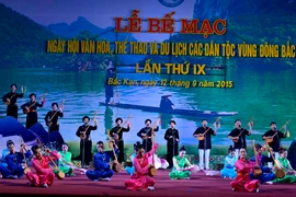 Biểu diễn nghệ thuật trong đêm bế mạc. (Ảnh: Thanh Hà/TTXVN)