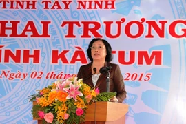 Chủ tịch Ủy ban Nhân dân tỉnh Tây Ninh Nguyễn Thị Thu Thủy tuyên bố khai trương cửa khẩu Kà Tum lên cửa khẩu chính. (Ảnh: Lê Đức Hoảnh/TTXVN)