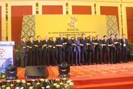 Các Bộ trưởng Giao thông ASEAN và Bộ trưởng giao thông Trung Quốc, Nhật Bản, Hàn quốc chụp ảnh chung tại phiên khai mạc. (Ảnh: Chí Giáp/Vietnam+) 