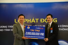 Lãnh đạo MobiFone trao kinh phí tài trợ cho lãnh đạo Ủy ban Nhân dân tỉnh Đắk Nông. (Ảnh: Hưng Thịnh/TTXVN)