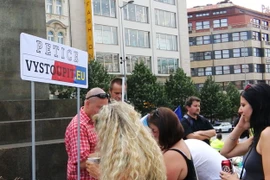 Người dân Prague ký tên đòi Séc rút khỏi EU do bị áp đặt hạn ngạch nhập cư. (Ảnh: Trần Quang Vinh/Vietnam+)